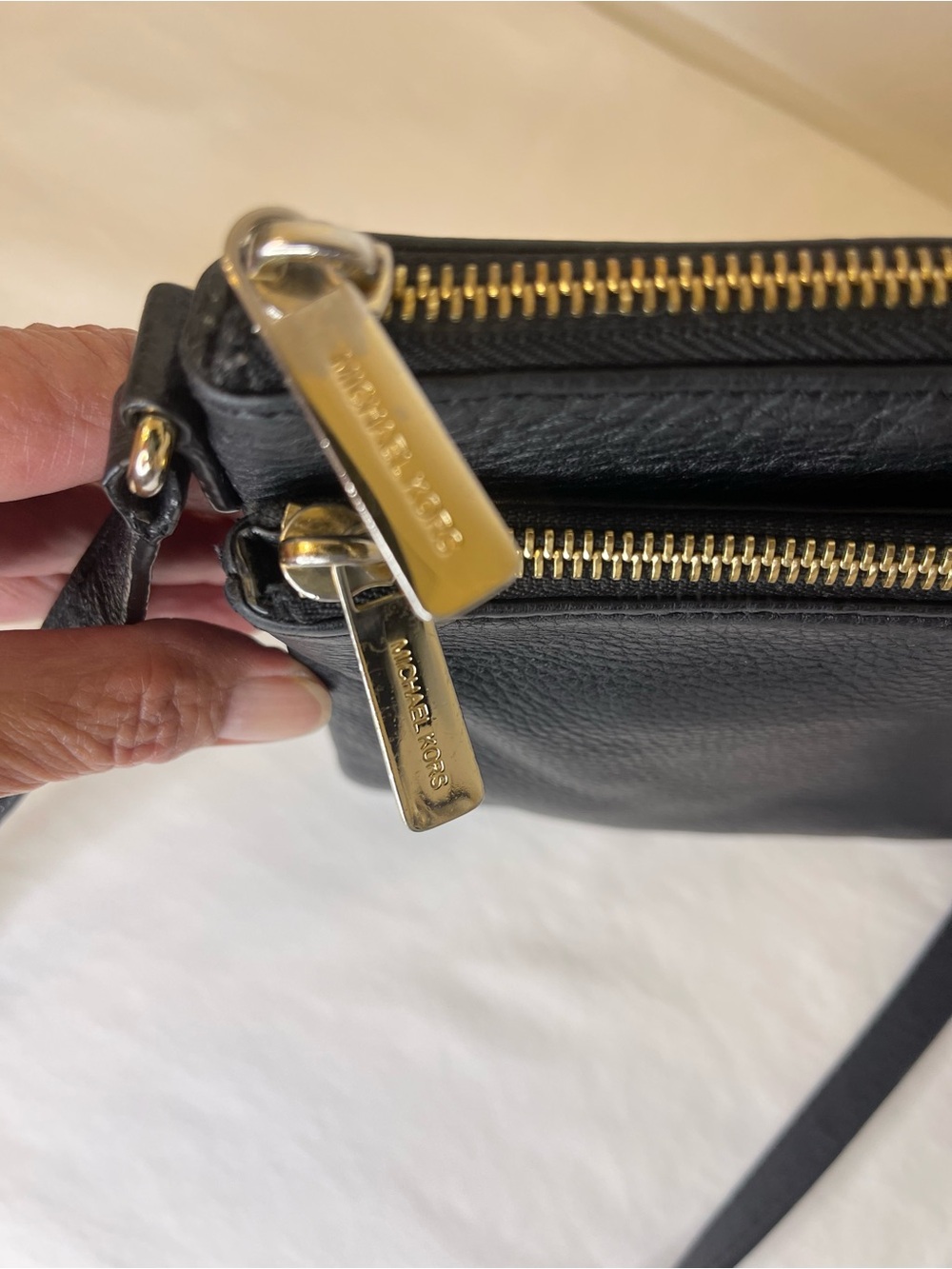 Michael Kors Leather Trisha Triple Compartment Crossbody Gold Hardware EUC - Picture 14 of 16
